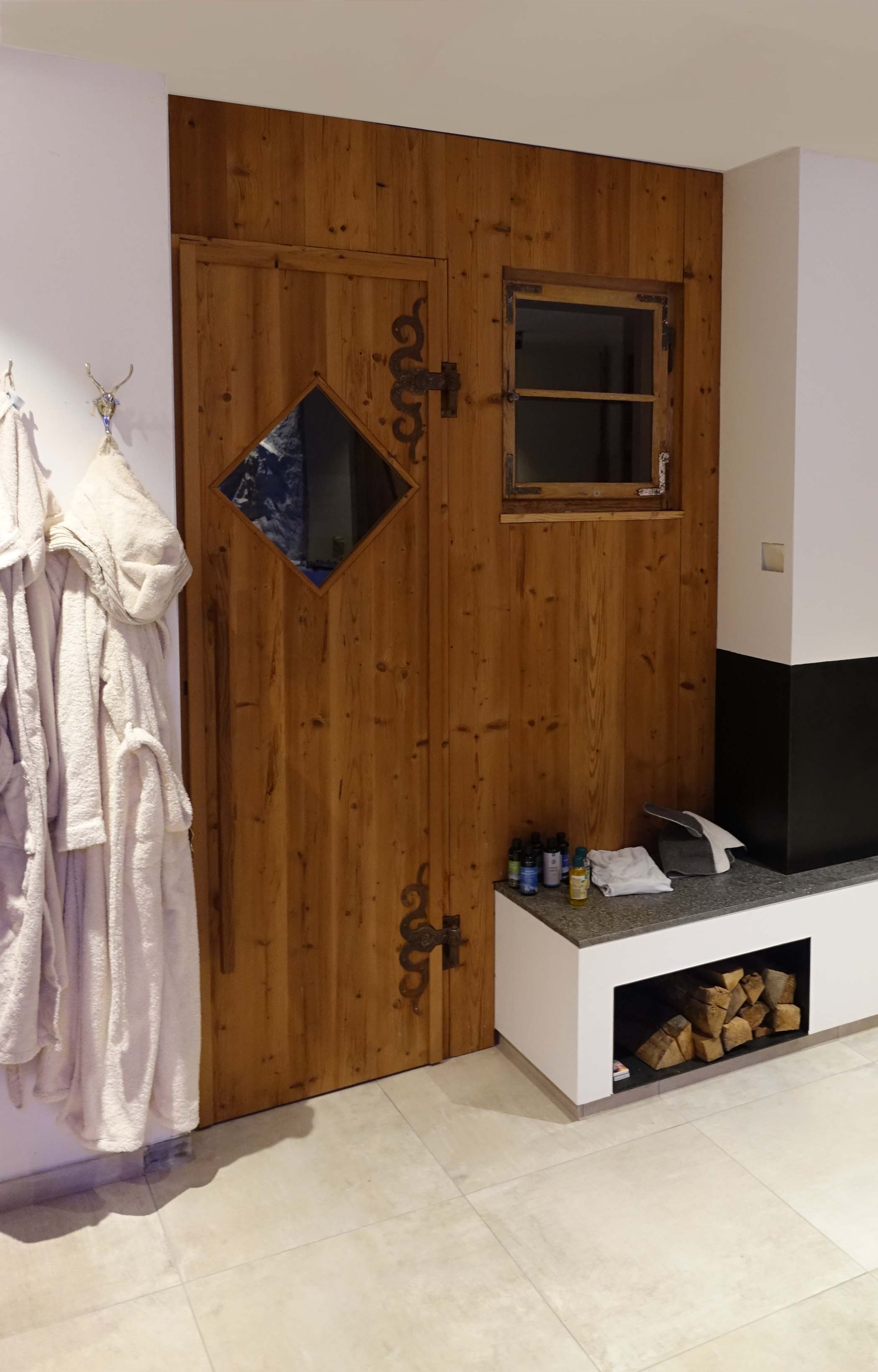 Nischen-Sauna mit Tür aus Thermo-Fichte handgehackt