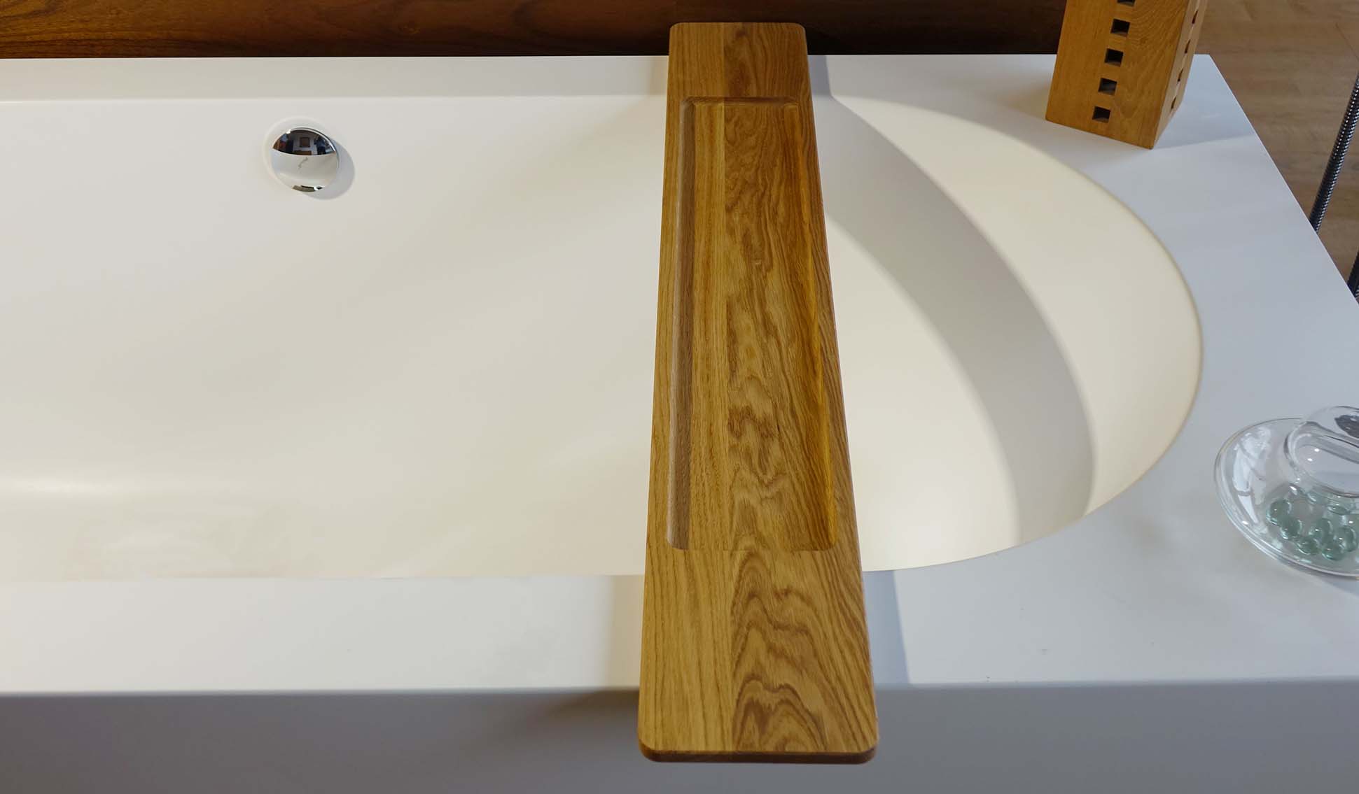 Badewannenauflage Eiche massiv lebhaft auf Badewanne 